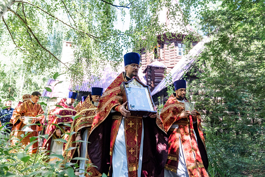 Божественная литургия в храме царственных страстотерпцев деревни Плещеево г.о. Подольск